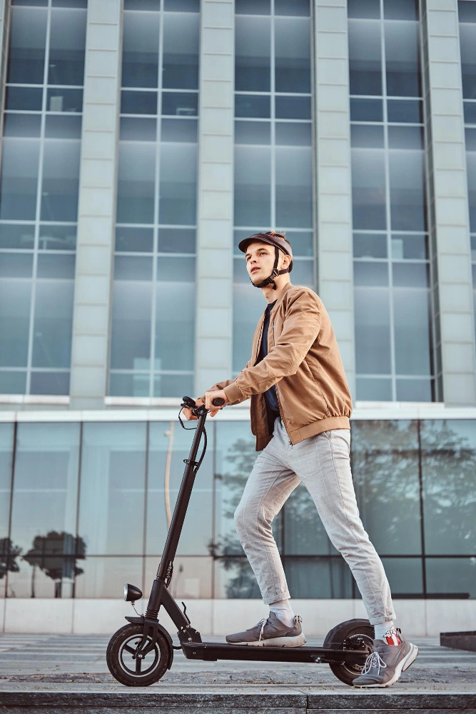 Hombre usando patineta eléctrica en entorno urbano moderno