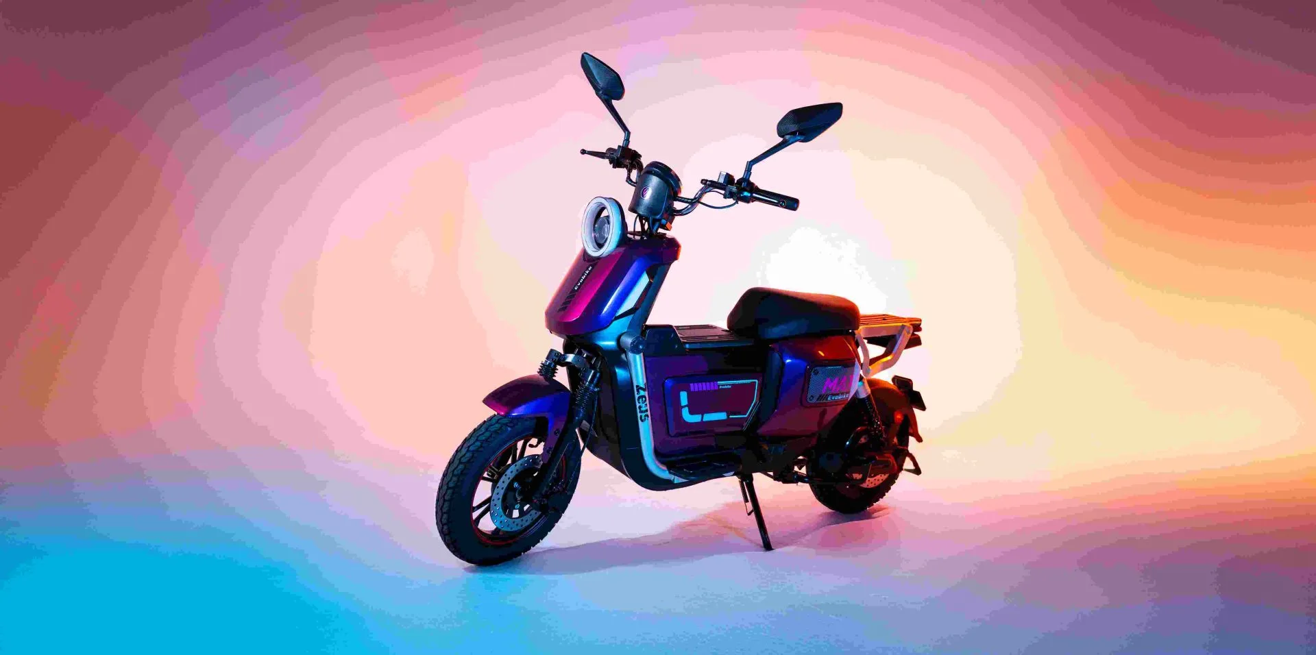 Moto eléctrica Evobike en estudio con luces de colores - motos eléctricas