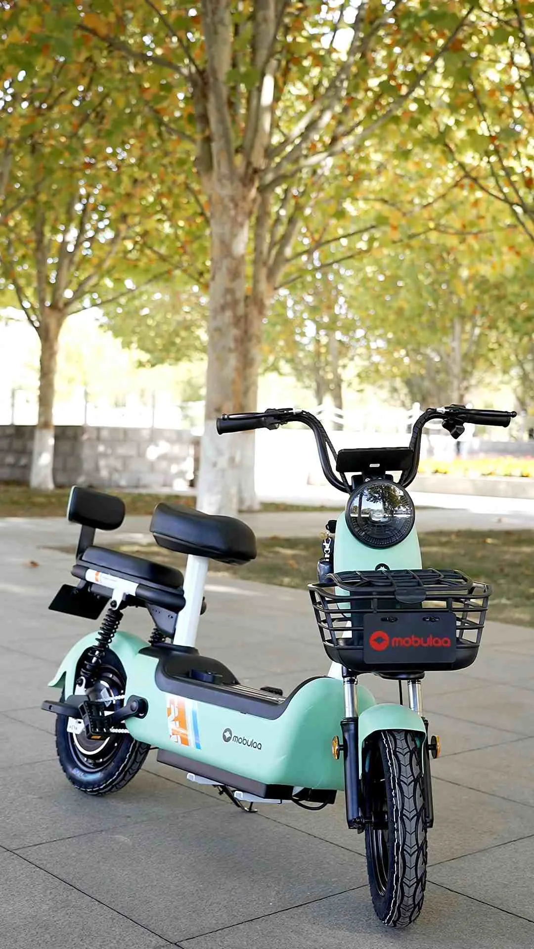Moto eléctrica Evobike Aguila Pro en estudio de luz roja 