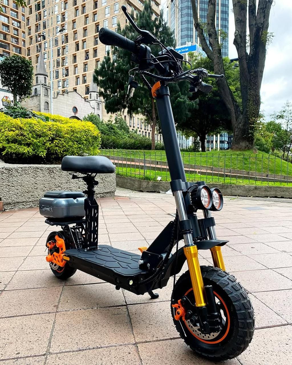 Bicicletas Eléctricas Evobike Galaxy Plus frente a fuente urbana con escultura central