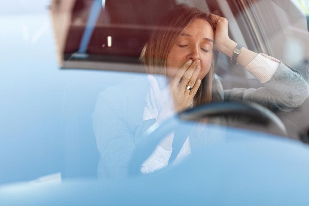 Mujer cansada dentro de su carro por el pico y placa sábados en Bogotá