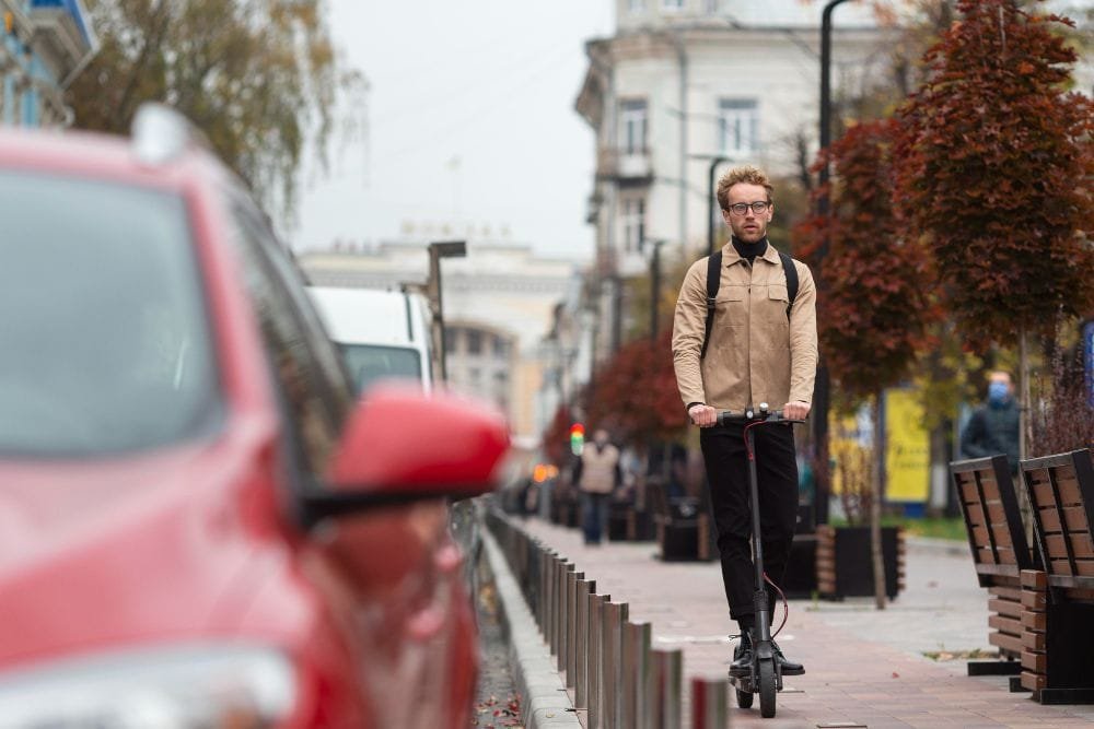 Persona en scooter eléctrico como alternativa al valor Pico y Placa Solidario