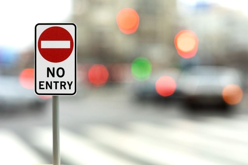Señal de tránsito de prohibido circular que representa el pico y placa sábados en la ciudad