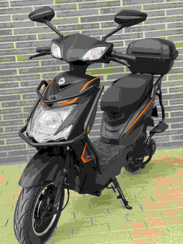 Batería para bicicleta eléctrica en Bici eléctrica urbana con diseño negro y detalles naranjas