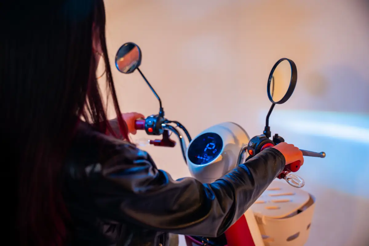Vista trasera de scooter eléctrico Family Q Evobike con tablero digital iluminado, espejos retrovisores y canasto frontal.