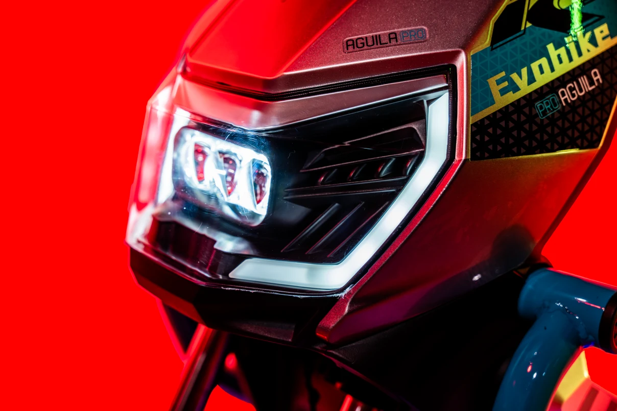 Farola LED de Bicicleta eléctrica AGUILA PRO Evobike con diseño moderno