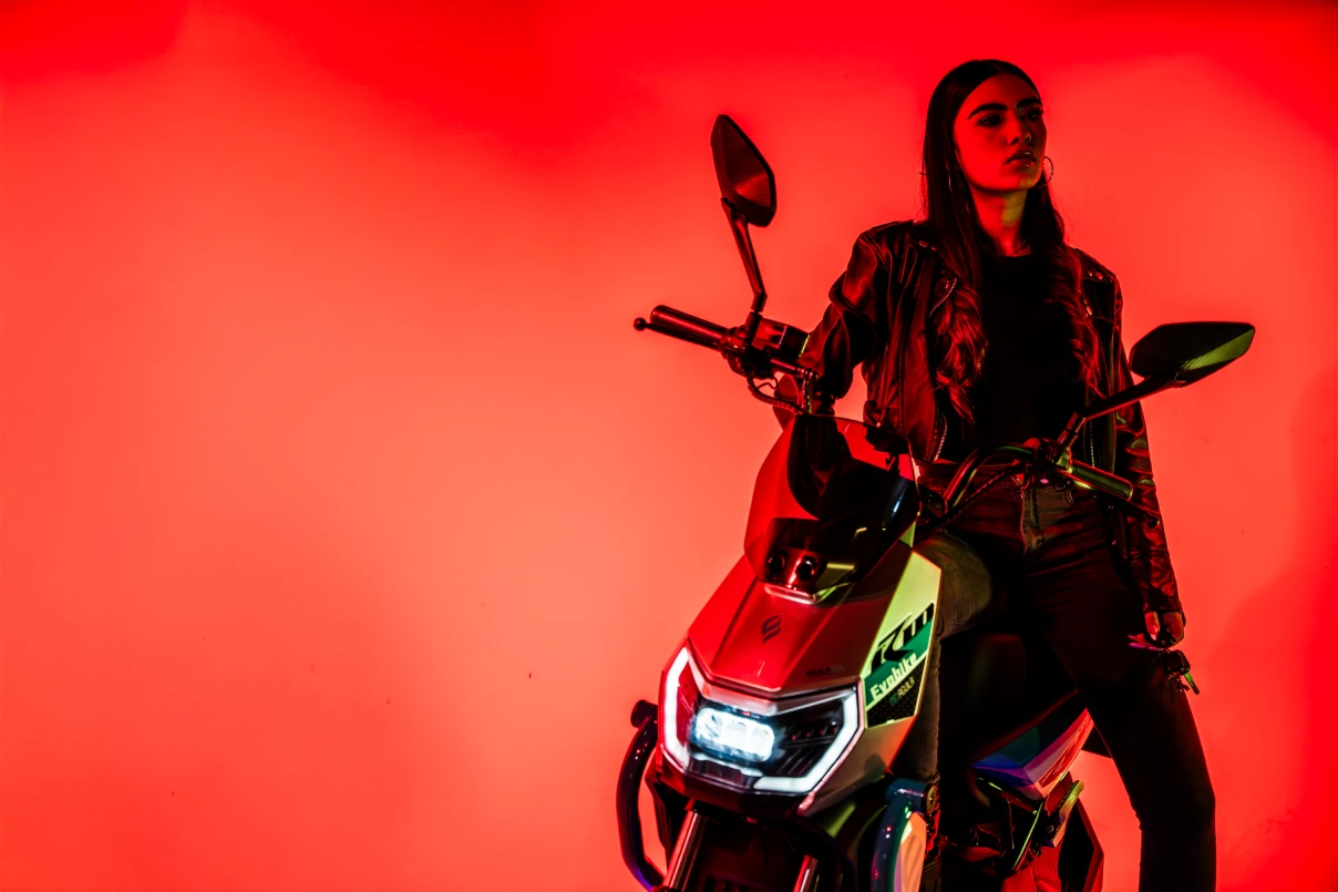 Bicicleta eléctrica AGUILA PRO Evobike con piloto mujer en estudio iluminado