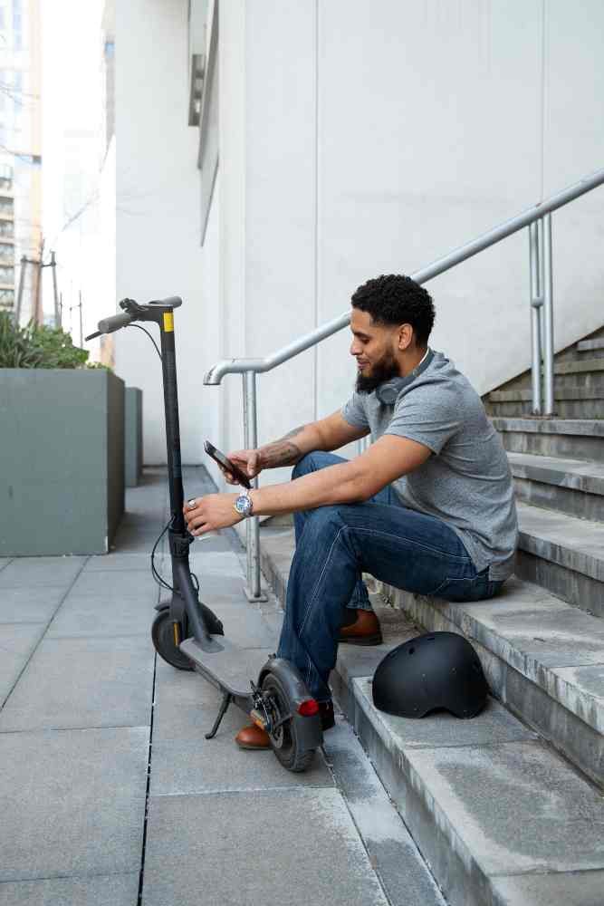 Usuario junto a scooter eléctrico, ejemplo de uso de baterías de plomo para bicicletas eléctricas en movilidad urbana.