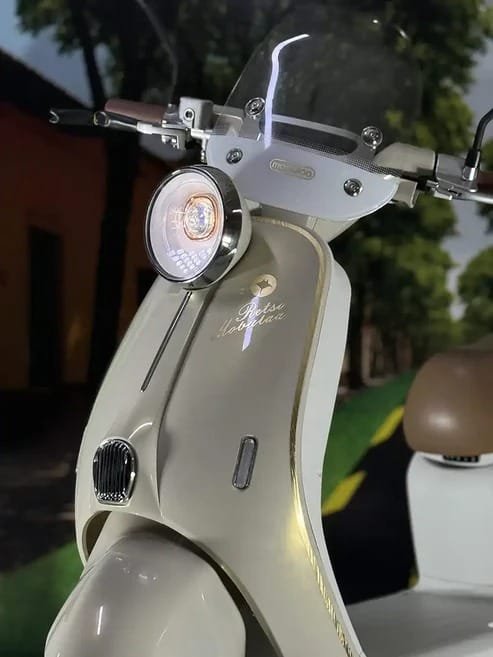 Bicicletas eléctricas con batería extraíble Mobulaa y detalles retro, con faro frontal y parabrisas transparente.
