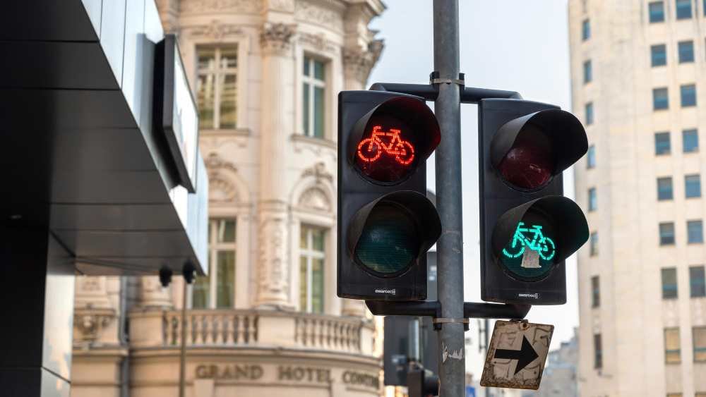 Semáforo urbano para ciclistas con luces roja y verde, símbolo de movilidad segura según la Ley 2486 de 2025