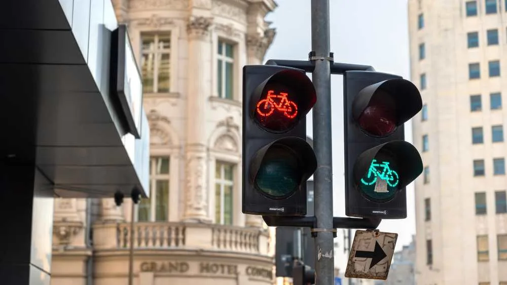 Semáforo urbano para ciclistas con luces roja y verde, símbolo de movilidad segura según la Ley 2486 de 2025