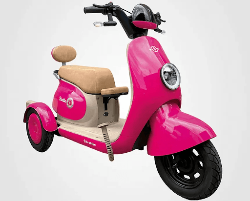Triciclo eléctrico para adultos Evobike Beetle color rosa, diseño retro y cómodo ideal para movilidad urbana sostenible.