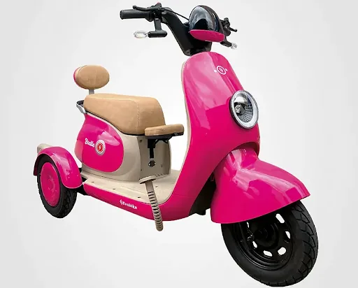 Triciclo eléctrico para adultos Evobike Beetle color rosa, diseño retro y cómodo ideal para movilidad urbana sostenible.