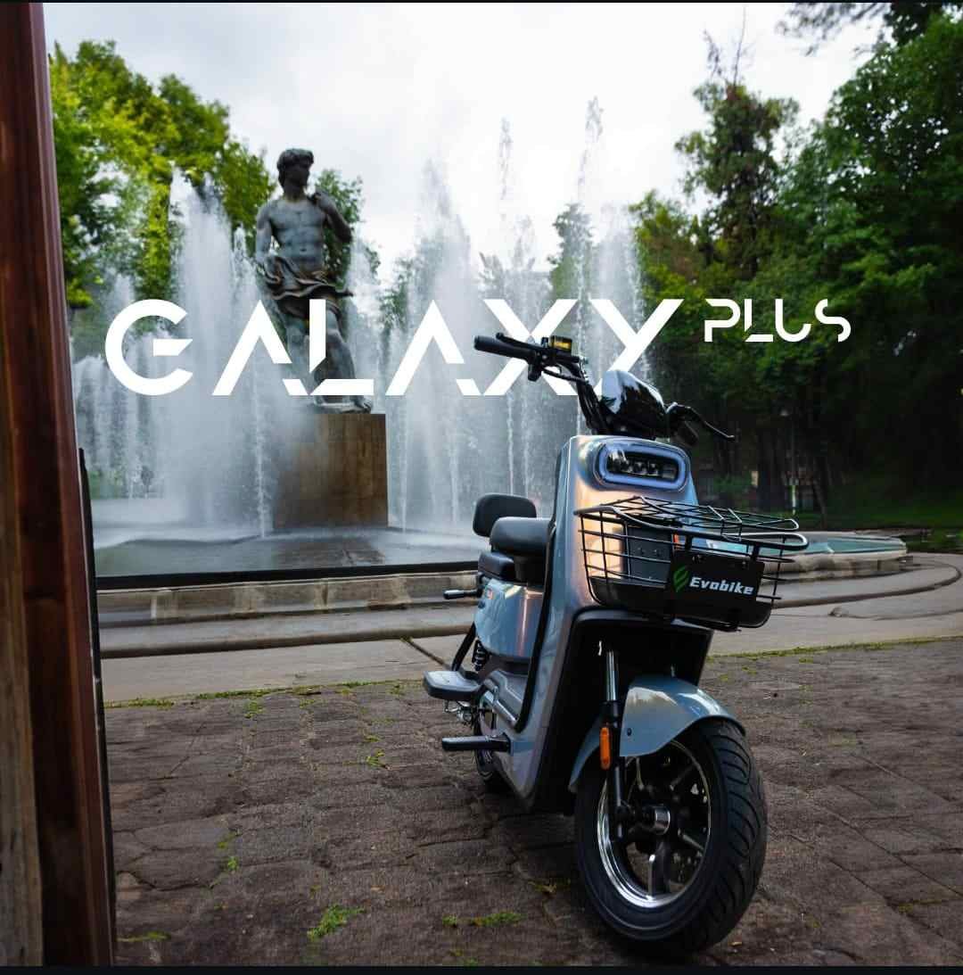Bicicleta eléctrica Evobike Galaxy Plus frente a fuente urbana