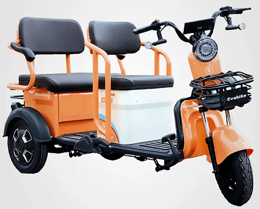 Triciclo eléctrico para adultos Evobike doble asiento color naranja, pensado para transporte compartido y comodidad en ciudad.