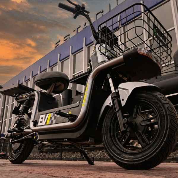 Bicicleta eléctrica urbana Evobike con estructura robusta y canasto frontal, ideal para ciudad.