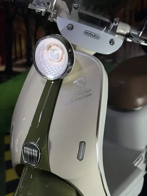 Detalle del sistema de suspensión y motor trasero en bicicletas eléctricas tipo moto Evobike, tecnología eficiente para conducción estable. 