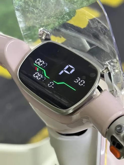 Pantalla digital de bicicleta eléctrica tipo moto con indicadores de velocidad, batería y temperatura, diseño moderno y funcional.
