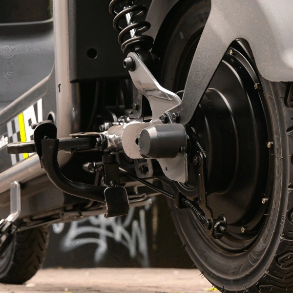 Detalle del sistema de suspensión y motor trasero en bicicletas eléctricas tipo moto Evobike, tecnología eficiente para conducción estable. 