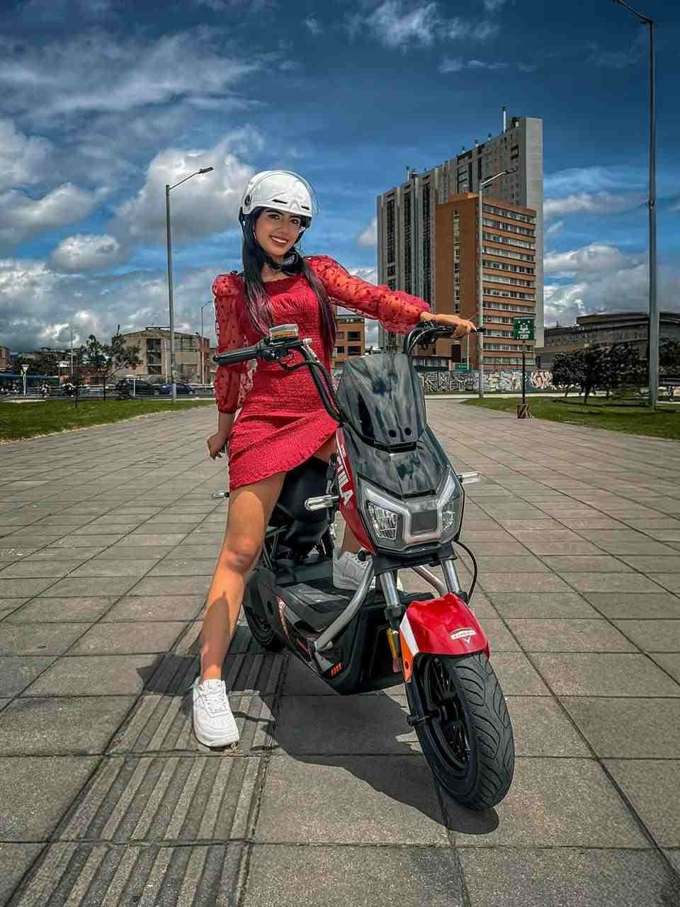 Mujer sonriente con casco DOT blanco montando Evobike Aguila pro